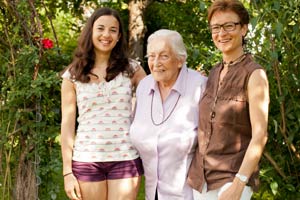 Marcia Mchemmech (li.) lernt von der Oma französische Vokabeln, Annelies Gerold von der Enkelin, was ein Chat ist. Organisiert wird die fröhliche Generationen-WG von Annelies' Tochter Monika Mchemmech. Marcia Mchemmech (li.) lernt von der Oma französische Vokabeln, Annelies Gerold von der Enkelin, was ein Chat ist. Organisiert wird die fröhliche Generationen-WG von Annelies' Tochter Monika Mchemmech.