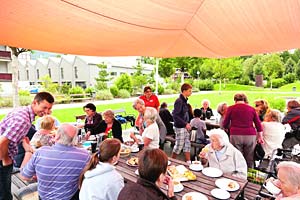 Frühstück im Freien. Dienstags wird der Mariahilfpark in Bregenz zum offenen Stadtteil-Treff für alle Generationen. Mit dabei: Bewohner des nahen Pflegeheims und der Lebensräume für Jung und Alt.