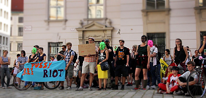 Am Wiener Minoritenplatz versammelten sich UnterstützerInnen vor der Inszenierung "Unzensiert TV". Am Wiener Minoritenplatz versammelten sich UnterstützerInnen vor der Inszenierung "Unzensiert TV".