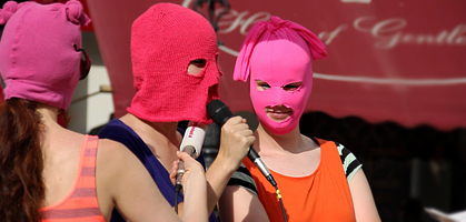 "Feminismus ist keine Todsünde und keine widernatürliche Regung", so eine Pussy Riot-Sympathisantin in Wien. "Feminismus ist keine Todsünde und keine widernatürliche Regung", so eine Pussy Riot-Sympathisantin in Wien.