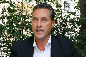"Der Euro ist gescheitert. Früher oder später wird es wieder nationale Währungen geben", sagt Heinz-Christian Strache. "Der Euro ist gescheitert. Früher oder später wird es wieder nationale Währungen geben", sagt Heinz-Christian Strache.