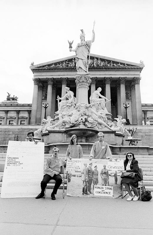 Anti-Waldheim-Hungerstreik vor dem Parlament. Anti-Waldheim-Hungerstreik vor dem Parlament.