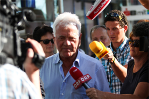  Der austro-kanadische Milliardär Frank Stronach möchte bei der nächsten
 Nationalratswahl mit seiner Partei 20 bis 30 Prozent der Stimmen 
erreichen.