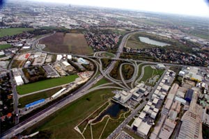 Über der Südautobahn knapp vor Wien - immer mehr Menschen zieht es an
die Peripherie. Ohne eigenes Auto geht da meist wenig. Die Kosten sind
enorm. Über der Südautobahn knapp vor Wien - immer mehr Menschen zieht es an
die Peripherie. Ohne eigenes Auto geht da meist wenig. Die Kosten sind
enorm.