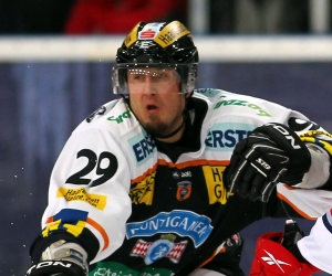 Sven Klimbacher, Neuzugang aus Graz, ist der Spieler mit der größten EBEL-Erfahrung im Team. Seine 603 Einsätze werden ligaweit nur von acht Cracks übertroffen. Sven Klimbacher, Neuzugang aus Graz, ist der Spieler mit der größten EBEL-Erfahrung im Team. Seine 603 Einsätze werden ligaweit nur von acht Cracks übertroffen.
