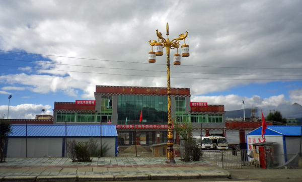 "Es fehlt Sauerstoff, nicht die Lebenskraft" - Ein Slogan auf einem Verwaltungsgebäude in Litang, eine der höchstgelegenen Städte der Welt 