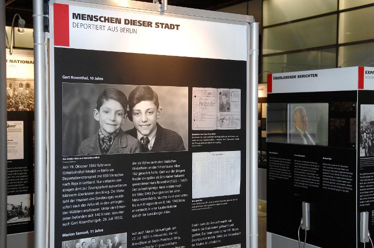 Vierzig Tafeln erinnern in Freilassing an die Opfer, die während der Nazi-Herrschaft per Bahn in die Konzentrationslager verschleppt wurden.