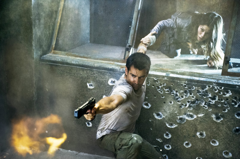 Rennen, stürzen, fallen, schießen und dazwischen noch an der 
Identitätsfindung arbeiten: Colin Farrell als Quaid/ Hauser und Jessica 
Biel als Melina in Len Wisemans Remake von "Total Recall".
