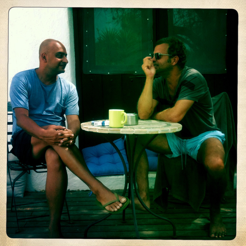 Amir Kassaei, weltweiter Kreativchef des Werbenetworks DDB, und DDFG-Boss Marco de Felice beim Sommergespräch auf Ibiza.

"Es is ja ewig schod um mi!"
 Donnerstag, 9.August, Santa Eulalia del Rio. Zwei Österreicher auf Ibiza, der eine hat sich hier eine schöne alte Finca zugelegt, der andere ist sein Gast. Der eine heißt Kassei Amir (in Österreich sagt man den Familiennamen gern zuerst) und lebt sonst eher in New York und Shanghai, der andere de Felice Marco und lebt sonst eher in Wien.
Heute geht's um Österreich und um die Werbung ebendort. Passt grad gut. Olympia ist fast vorbei und unsere Medaillienbilanz ist der von Cannes 2012 nicht unähnlich. Dort heißen sie zwar Löwen,  aber kriegen tun sie auch die anderen.
 (Marco de Felices Prolog zum Sommergespräch)