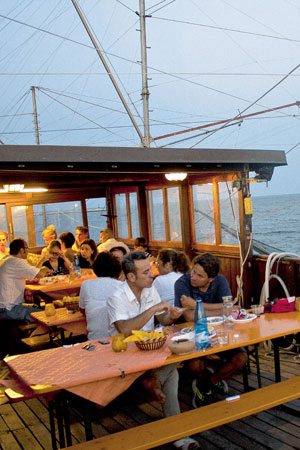 Die "bilancione" genannten Fischerhütten an der Lagune werden immer
öfter zu Restaurants umgebaut, in denen der morgendliche Fang abends
verkocht wird. Die "bilancione" genannten Fischerhütten an der Lagune werden immer
öfter zu Restaurants umgebaut, in denen der morgendliche Fang abends
verkocht wird.