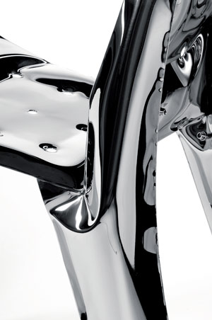 Sessel Chippensteel - der polnische Designer Oskar Zieta erfand ein Verfahren, bei dem zwei dünne, miteinander verschweißte Bleche mit Luft aufgeblasen werden, die über zwei Tonnen tragen können. Sessel Chippensteel - der polnische Designer Oskar Zieta erfand ein Verfahren, bei dem zwei dünne, miteinander verschweißte Bleche mit Luft aufgeblasen werden, die über zwei Tonnen tragen können.