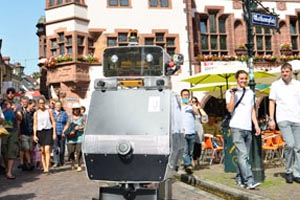 Spektakel: "Obelix" bahnt sich den Weg durch die Fußgängermassen. Spektakel: "Obelix" bahnt sich den Weg durch die Fußgängermassen.
