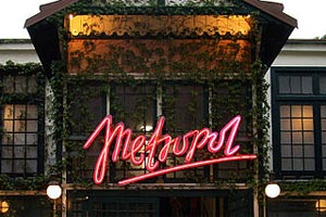 Der Haupteingang des "Metropols". Der Betrieb des Theaters steht nicht zur Übernahme an, der Mietvertrag läuft auch nach einem Eigentümerwechsel weiter. Der Haupteingang des "Metropols". Der Betrieb des Theaters steht nicht zur Übernahme an, der Mietvertrag läuft auch nach einem Eigentümerwechsel weiter.