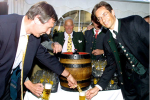 Mai 2001: Karl-Heinz Grasser am "Kirchfest" der Firma Soravia.