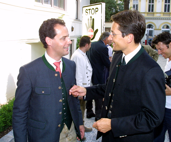 Scholle Österreich: Karl-Heinz Grasser (rechts) plaudert im Jahr des Dorotheum-Verkaufs beim 
"Soravia-Kirtag" mit dem später siegreichen Bieter und Gastgeber Erwin 
Soravia.