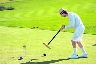 Zwei Kugeln jeweils zweimal durch sechs Tore und am Ende an den Stab in der Platzmitte zu spielen, darum geht es im Croquet.