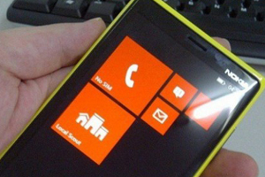 Nokia und ein Windows-Phone-Prototyp. Nokia und ein Windows-Phone-Prototyp.