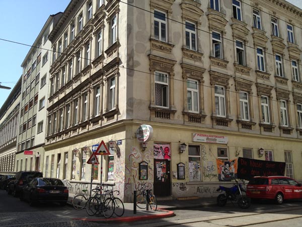  Das Zinshaus in der Mühlfeldgasse 12 in Wien-Leopoldstadt. In der ehemaligen Pizzeria haben sich Vertreter der "Pankahyttn" breitgemacht.