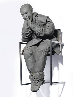 Ist das noch Nägelkauen oder schon Handknabbern? Eine Skulptur von Juan Muñoz von 2001. Ist das noch Nägelkauen oder schon Handknabbern? Eine Skulptur von Juan Muñoz von 2001.