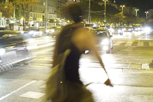 "Ich schaute in die dunkle Welt der Stadtlichter wie in ein tiefes Meer, mit Wogen und Wellen." "Ich schaute in die dunkle Welt der Stadtlichter wie in ein tiefes Meer, mit Wogen und Wellen."