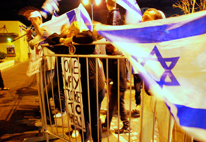 Israelis demonstrieren in Tel Aviv gegen eine Arabisch-Jüdische Veranstaltung. Israelis demonstrieren in Tel Aviv gegen eine Arabisch-Jüdische Veranstaltung.