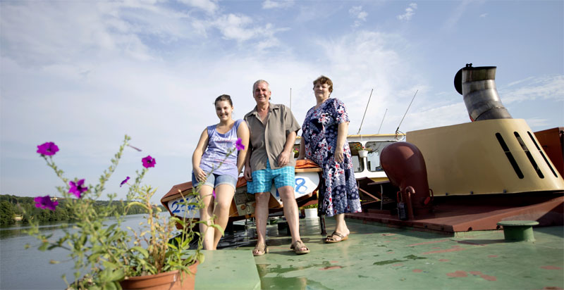 "Solange es Wasser gibt, so lange wird es die Schifffahrt geben!" 
Kapitän Ticu Bejan mit Frau Valentina und Tochter Iulia vor Anker in 
Passau.