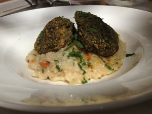 Huhn in Kürbis auf Risotto, durchaus saftig, im Ansari. Huhn in Kürbis auf Risotto, durchaus saftig, im Ansari.