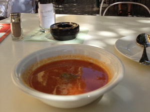 Anpatzen leicht gemacht: Tomatensuppe im Ansari. Anpatzen leicht gemacht: Tomatensuppe im Ansari.