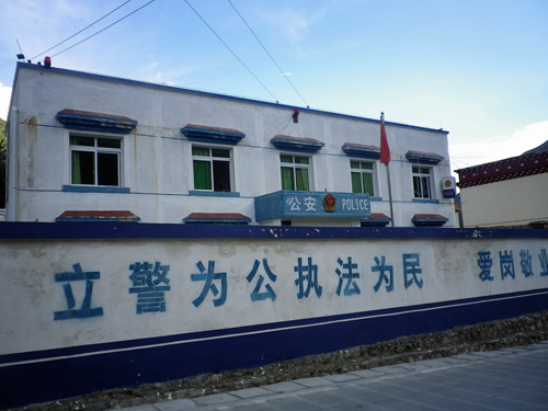 In jedem kleinen Ort gibt es eine Polizeistation, die absolute Mehrheit der Beamten sind Han-Chinesen, die hierher versetzt wurden.  