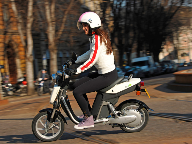 ...  und der Electric Commuter von Yamaha. 