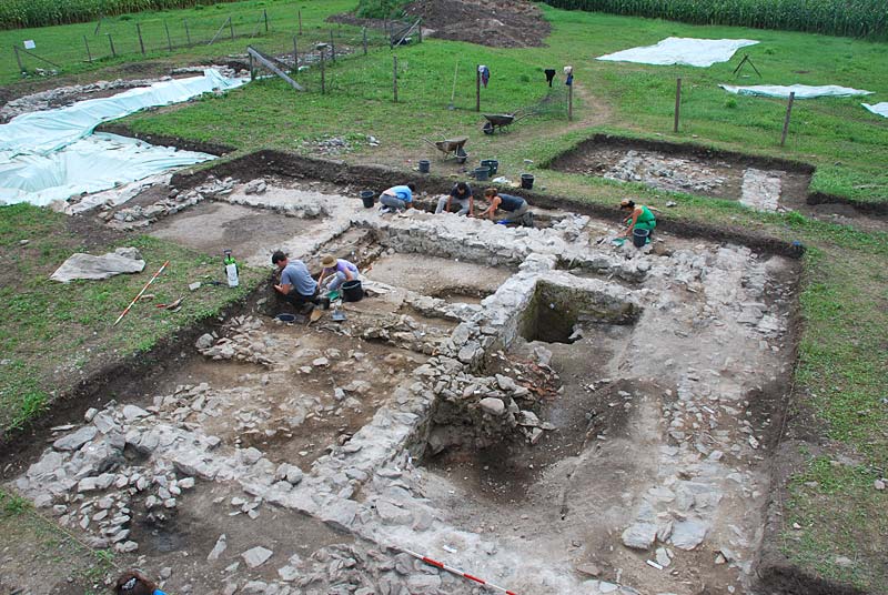 Archäologen an der Arbeit: Die Grundmauern zeugen von einer im vierten Jahrhundert erbauten Basilika in Virunum.