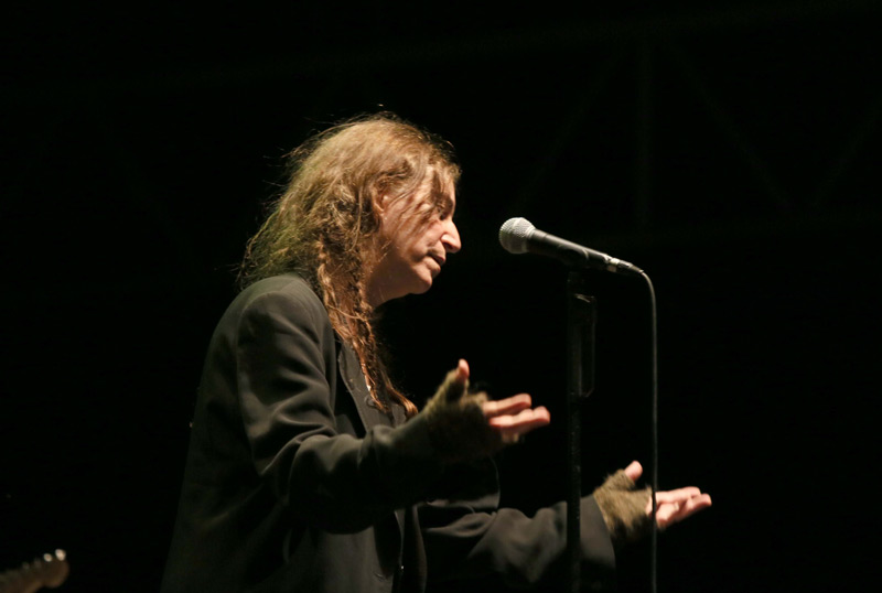 Es gab rührende Momente mit Liedern, die Toten gewidmet wurden. Es gab 
beim Konzert von Patti Smith aber auch heftigen Umgang mit der Gitarre. 