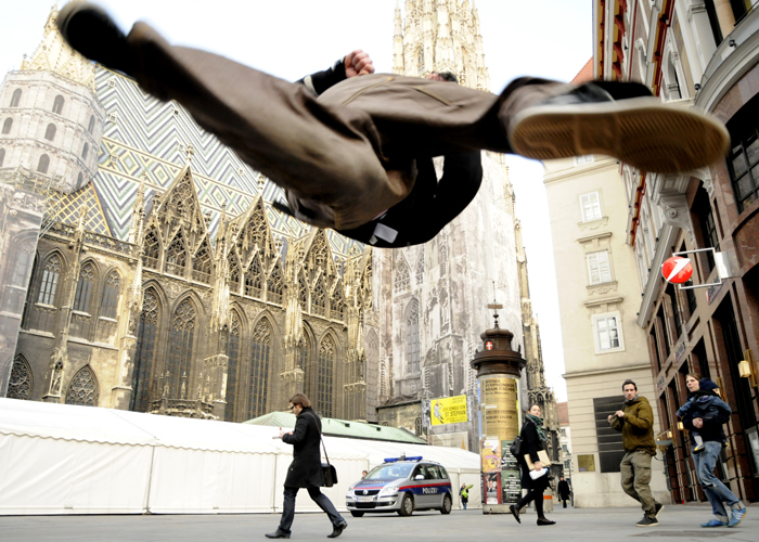 Seit rund zwei Jahrzehnten unterhalten "Street Life Supreme" Schaulustige neben dem Stephansdom. Eine neue Verordnung könnte diese Ära der freien Straßenkunst beenden.
