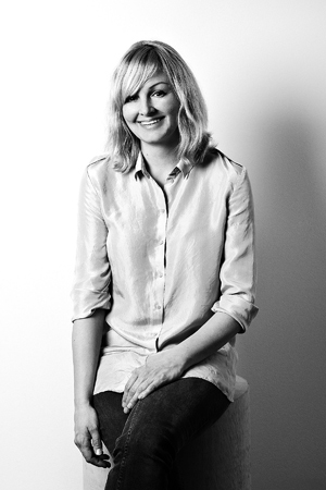 Karin Gustafsson verantwortet die Damenmode bei Cos. Die 1973 in Linköping geborene Schwedin betrieb eine eigene Modelinie und ist seit 2006 bei Cos. Karin Gustafsson verantwortet die Damenmode bei Cos. Die 1973 in Linköping geborene Schwedin betrieb eine eigene Modelinie und ist seit 2006 bei Cos.