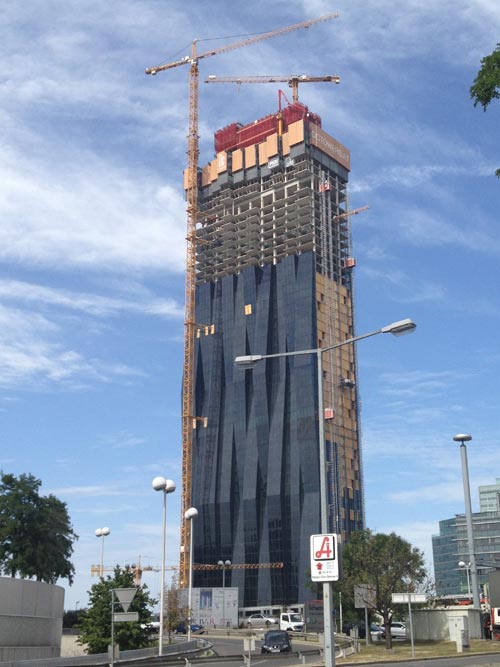 Der "DC Tower 1" wird in wenigen Tagen den "Millennium Tower" (ohne Antennenaufbauten) als höchstes Gebäude Österreichs ablösen.