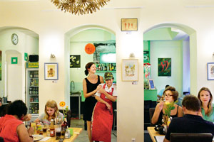 Trang Dang und Vroni Heider im Viennas Vietnam in der Neustiftgasse.