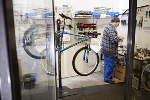 ... es gibt ein Reparaturservice und man kann das Fahrrad
auch reinigen lassen. ... es gibt ein Reparaturservice und man kann das Fahrrad
auch reinigen lassen.