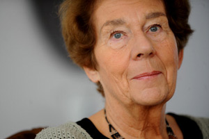 Hilde Schmölzer, geb. 1937 in Linz; 25 Jahre freiberufliche Journalistin und Fotografin; seit 1990 Autorin mit Schwerpunkt Frauengeschichte. Zuletzt erschienen "Das böse Wien der Sechziger" (Mandelbaum, Neauflage 2008) und "Frauenlieben" (Promedia 2009). Hilde Schmölzer, geb. 1937 in Linz; 25 Jahre freiberufliche Journalistin und Fotografin; seit 1990 Autorin mit Schwerpunkt Frauengeschichte. Zuletzt erschienen "Das böse Wien der Sechziger" (Mandelbaum, Neauflage 2008) und "Frauenlieben" (Promedia 2009).