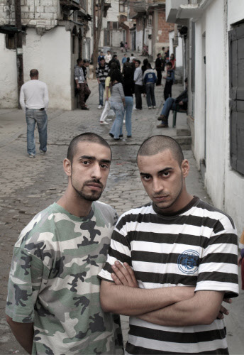 Foto der Rapper-Brüder Kefaet und Selami Prizreni: zu sehen in der Schau "Reclaiming Identity". Foto der Rapper-Brüder Kefaet und Selami Prizreni: zu sehen in der Schau "Reclaiming Identity".
