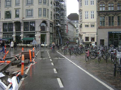 Die dänische Hauptstadt als Vorbild:  In den neuesten Fibeln der Stadt- und Verkehrsplaner ist bereits von 
"copenhagenize" -  vom Kopenhagenisieren der Welt - die Rede.