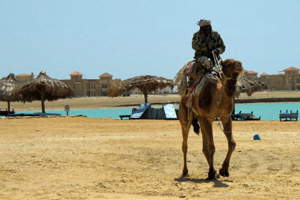 Ein Beduine reitet durch leere Hotelanlagen nahe dem Dorf Ras Sudr auf der Halbinsel Sinai.