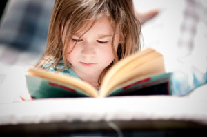 Kinder, denen vorgelesen wird, haben später bessere Schulnoten - nicht nur in Deutsch und unabhängig vom Bildungshintergrund der Eltern. Kinder, denen vorgelesen wird, haben später bessere Schulnoten - nicht nur in Deutsch und unabhängig vom Bildungshintergrund der Eltern.