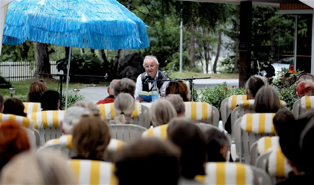 Peter Bichsel im Garten des Hotels Regina Terme.
Das nächste Internationale Literaturfestival Leukerbad findet von 5. bis 7. Juli 2013 statt. Von dort aus lässt sich ein großes Wandergebiet erschließen, zu Fuß oder mit den lokalen Bergbahnen. Die Gemmi-Bahnen fahren im Herbst bis 11. November - bei gutem Wetter ein Woche länger. Die Torrent-Bahnen sind bis 21. Oktober in Betrieb. Das Hospiz am Großen St. Bernhard ist ganzjährig geöffnet, die Passstraße ist von Oktober bis Mai gesperrt. In den Sommermonaten sind Bernhardiner im Hospiz, ansonsten können sie im Musée et Chiens du Saint-Bernard in Martigny besucht werden.
