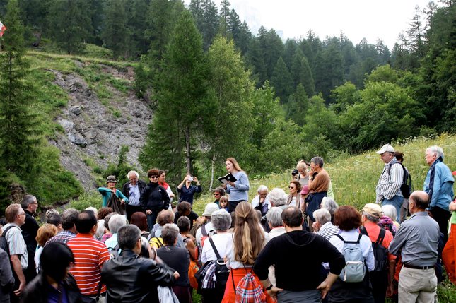 Monique Schwitter bei ihrer Lesung am Dalaschlucht-Spaziergang.
In den Kanton Wallis im Südwesten der Schweiz gelangt man über Zürich, Bern oder Genf. Dorthin gibt es Direktflüge von Wien, etwa mit Swiss. Danach kommt man mit den öffentlichen Verkehrsmitteln problemlos an praktisch jeden Ort. Züge wie etwa der Saint-Bernard Express, der in Martigny startet, durchqueren die Täler, und Postbusse fahren erstaunlich hoch hinauf in viele kleine Bergdörfer. Der Swiss Pass bietet freie Fahrt für Bahn, Bus und Schiff samt zahlreichen Ermäßigungen. Weitere Infos gibt es auf MySwitzerland.com oder bei der Gratishotline 00800 100 200 30.