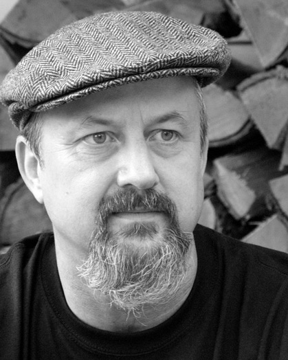 Daniel Woodrell ist Stargast der Wiener Kriminacht am 18.
September im Café Landtmann. Er selbst bezeichnet seine Literatur als "Country noir". Daniel Woodrell ist Stargast der Wiener Kriminacht am 18.
September im Café Landtmann. Er selbst bezeichnet seine Literatur als "Country noir". 
