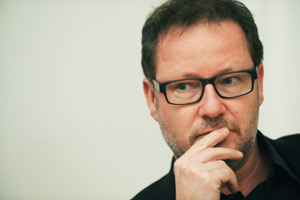 Sieht sich mit 83 Prozent Auslastung und Stücken abseits des Gefälligen
auf einem guten Weg - Schauspielhaus-Chef Andreas Beck. Sieht sich mit 83 Prozent Auslastung und Stücken abseits des Gefälligen
auf einem guten Weg - Schauspielhaus-Chef Andreas Beck.