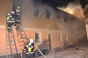 Rund hundert Feuerwehrleute waren zur Branddämmung im Einsatz. Rund hundert Feuerwehrleute waren zur Branddämmung im Einsatz.
