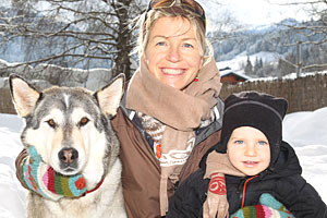 Gudrun Pflüger mit ihrem kleinen Sohn und ihrem Wolfsmischling "Nahanni". 