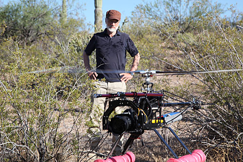 Der Regisseur, hier beim Dreh in Arizona, hat es geschafft der Biene mit hochentwickelter Kameratechnik ganz nah zu kommen.
      