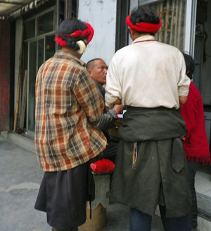 Männer mit dem traditionellen Kopfschmuck von Ganzi. Männer mit dem traditionellen Kopfschmuck von Ganzi.